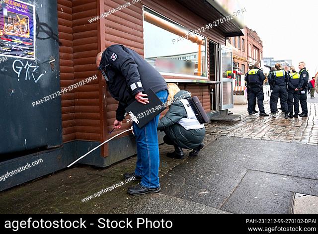 12 December 2023, Hamburg: Police, customs and authorities take measurements at a snack bar in the Rothenburgsort district of Billstraße