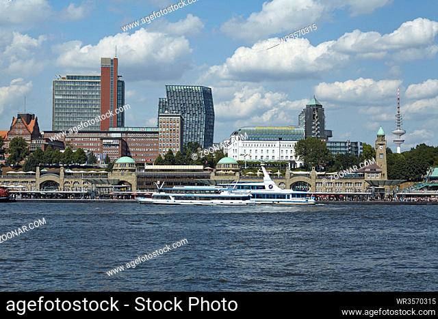Die Skyline des Hamburger Hafens mit dem Michel und den St. Pauli Landungsbrücken bei Tageslichet mit blauen Himmel und weißen Wölkchen am 8