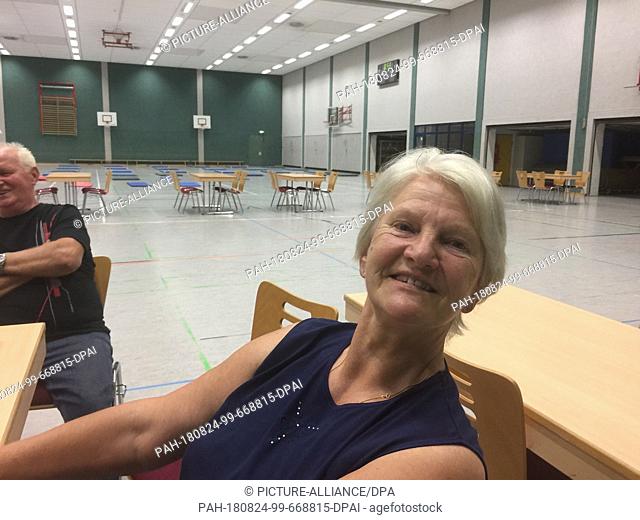 23.08.2018, Brandenburg, Treuenbrietzen: Retiree Anita Biedermann sits in the city hall and waits for the special bus to the emergency quarter
