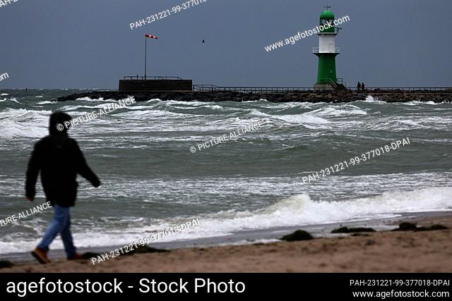 21 December 2023, Mecklenburg-Western Pomerania, Warnemünde: The water of the whipped-up Baltic Sea is pushed onto the beach