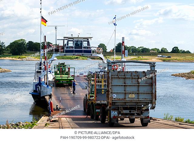 01 July 2019, Lower Saxony, Neu Darchau: Tractors with trailers go on the Elbe ferry ""Tanja"". It's only a few hundred meters
