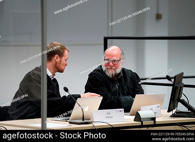 29 November 2022, Schleswig-Holstein, Itzehoe: The defendants' lawyers, Niklas Weber (l) and Wolf Molkentin, talk in the courtroom before the start of the trial...
