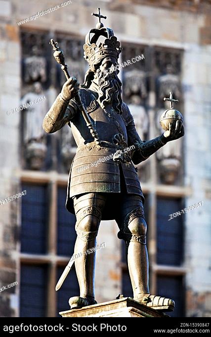 Brunnendenkmal Karl der Grosse, Karlsbrunnen vor dem Rathaus, Altstadt, Aachen, Nordrhein-Westfalen, Deutschland, Europa