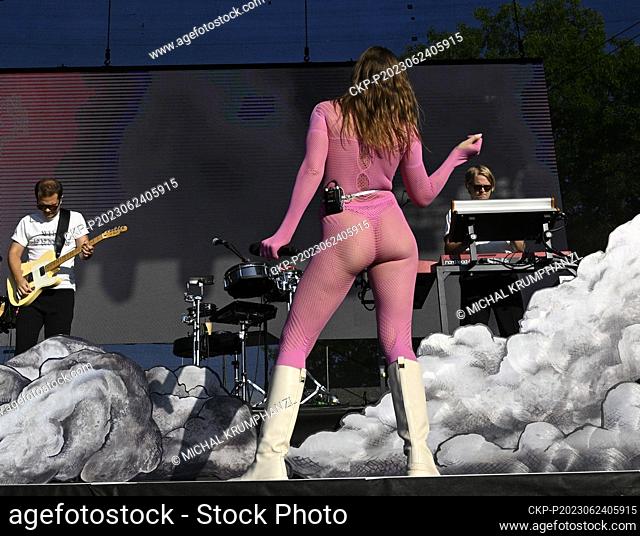 Singer Tove Lo de Suecia realiza durante el sexto festival de música en Praga, República Checa, 24 de junio de 2023. (CTK Photo/Michal Krumphanzl)