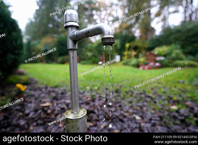 04 November 2021, Hamburg: A water tap can be seen at the Ohlsdorf cemetery. Photo: Marcus Brandt/dpa. - Hamburg/Hamburg/Germany