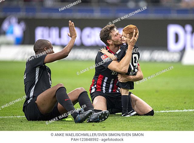final jubilation F, David ABRAHAM (F) kisses his little son, l. Gelson FERNANDES (F) Soccer 1. Bundesliga, 3.matchday, Eintracht Frankfurt (F) - Fortuna...