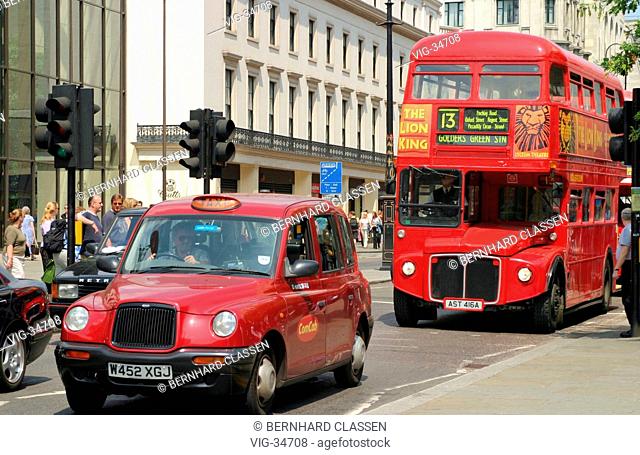 London taxi cab and double-decker bus. - LONDON, GROSSBRITANNIEN, 18/06/2003