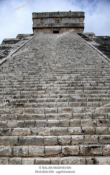 Kukulkan Pyramid, Mesoamerican step pyramid nicknamed El Castillo, Chichen Itza, UNESCO World Heritage Site, Yucatan, Mexico, North America