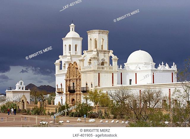 Mission San Xavier del Bac, Tucson, Sonora Desert, Arizona, USA, America