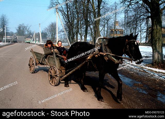 A couple of farmers are carrying milk on a horse-drawn cart. Taboryszki (USSR now Lithuania), March 7th, 1991
