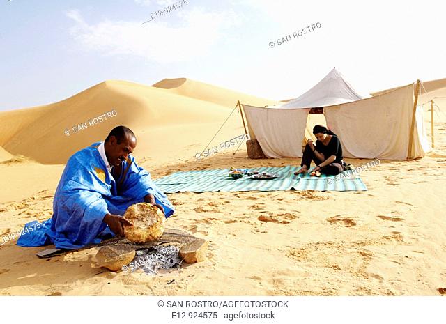 Camp in the Sahara desert near Chinguetti, Adrar Plateau, Mauritania