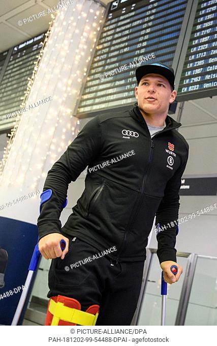 02 December 2018, Bavaria, München: Ski racer Thomas Dreßen arrives at the airport with forearm crutches after his heavy fall on the descent to Beaver Creek