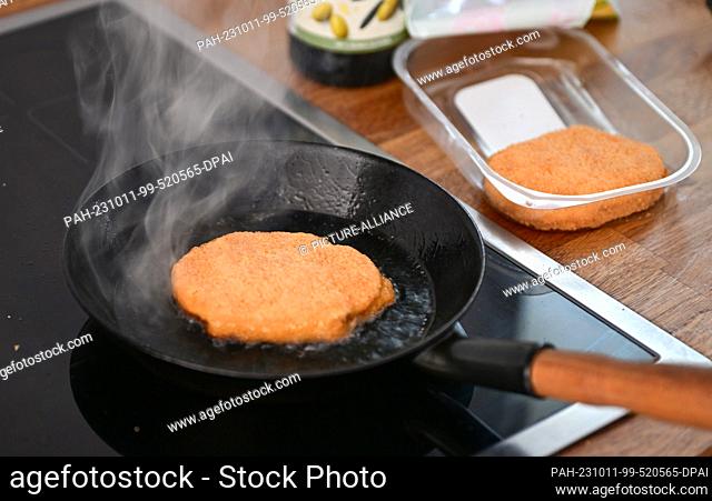 PRODUCTION - 10 October 2023, Baden-Württemberg, Stuttgart: ILLUSTRATION - A vegan cordon bleu is fried in a pan (posed scene)