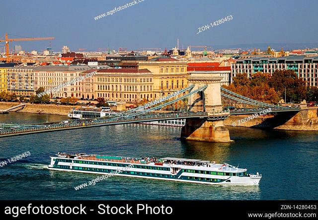 Beautiful view of the Chain Bridge across the Danube, Budapest