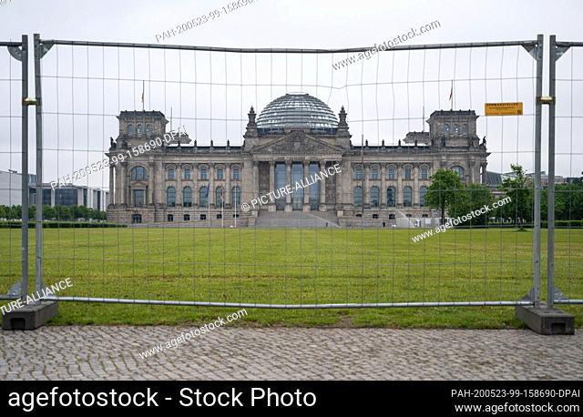 23 May 2020, Berlin: The Platz der Republik in front of the Reichstag building is fenced off with a construction fence. Photo: Christophe Gateau/dpa