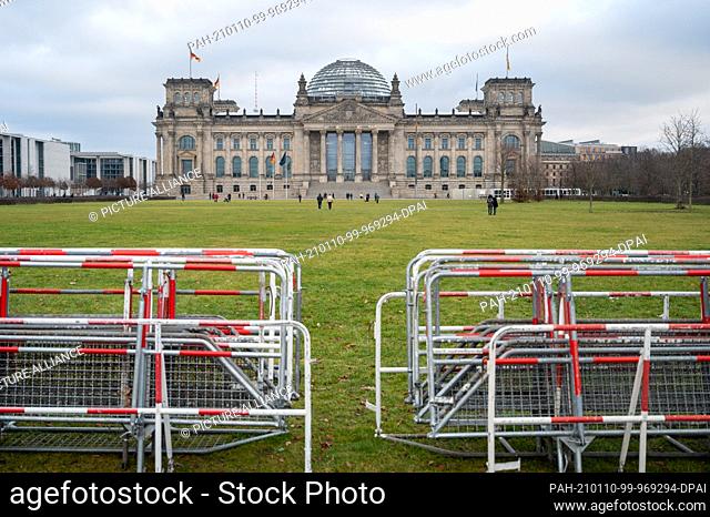 10 January 2021, Berlin: There are barriers on the lawn in front of the Reichstag building. Photo: Christophe Gateau/dpa. - Berlin/Berlin/Germany