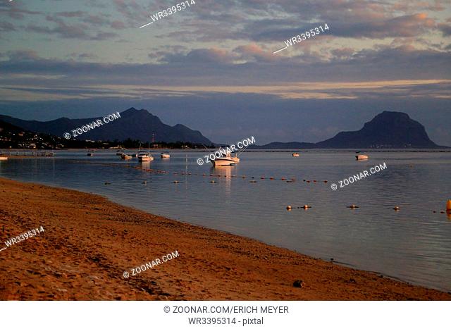 Mauritius, Sonnenuntergang an der Westküste bei Flic en Flac mitBlick zum Le Morne Brabant