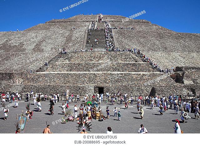 Tourists, Pyramid of the Sun, Piramide del Sol, Teotihuacan Archaeological Site