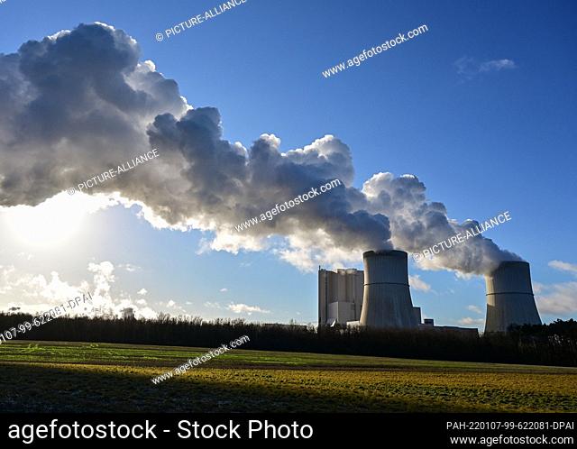 06 January 2022, Brandenburg, Schwarze Pumpe: Steam comes out of the cooling towers of the Schwarze Pumpe lignite-fired power plant operated by Lausitz Energie...