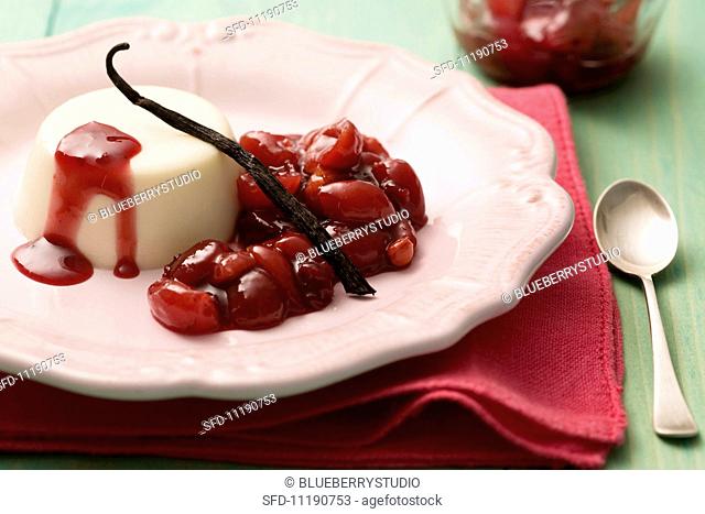 Panna cotta con le ciliegie (cooked cream with cherries)