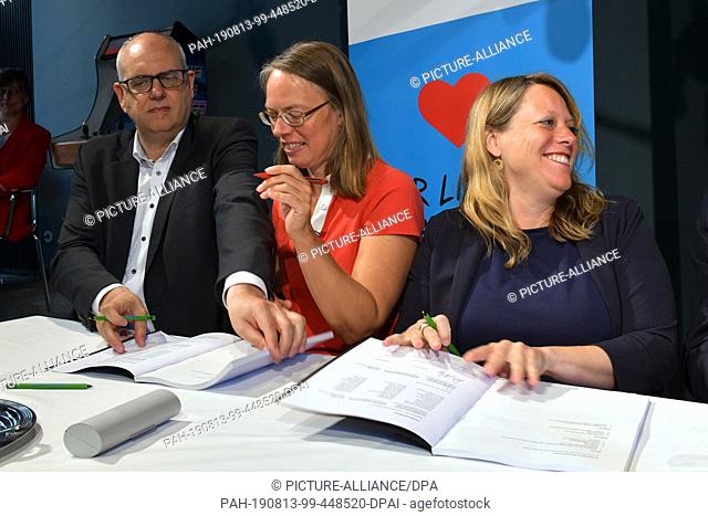 13 August 2019, Bremen: SPD, Greens and Left sign the coalition agreement for Red-Red-Green in the state of Bremen. SPD mayor Andreas Bovenschulte (l-r)