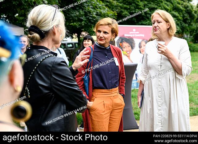 29 August 2022, Berlin: Patrons Lisa Paus (r, Bündnis 90/Die Grünen), Federal Minister for Family Affairs, Senior Citizens, Women and Youth