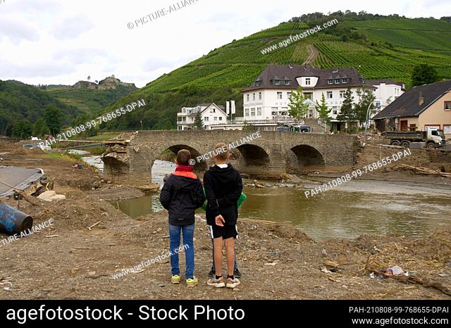 08 August 2021, Rhineland-Palatinate, Rech: The Nepomuk Bridge, which crosses the Ahr in Rech, was destroyed by the flood. Photo: Thomas Frey/dpa