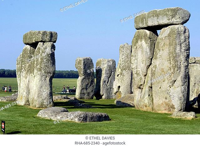 The prehistoric standing stone circle of Stonehenge, dating from between 3000 and 2000BC, UNESCO World Heritage Site, Wiltshire, England, United Kingdom, Europe