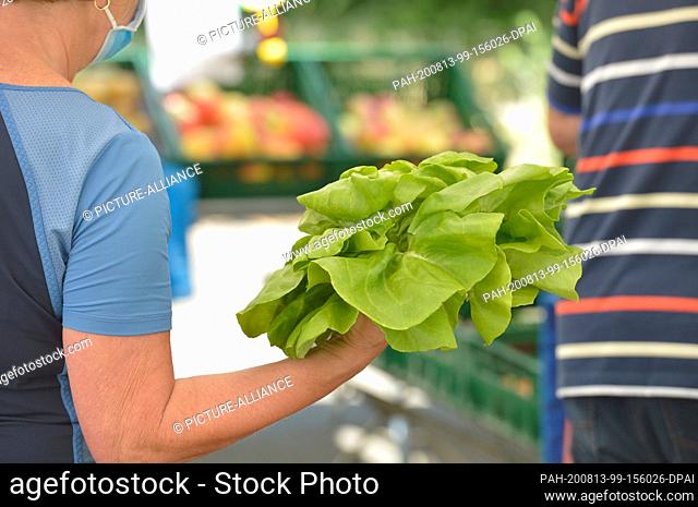 25 June 2020, Saxony, Leipzig: Fast route to the consumer - At a weekly market in Leipzig, fresh fruit and vegetables, bakery products, fresh fish, poultry
