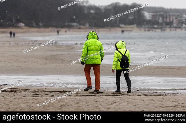27 December 2020, Schleswig-Holstein, Timmendorfer Strand: Despite the wind, light sleet and only two degrees air temperature