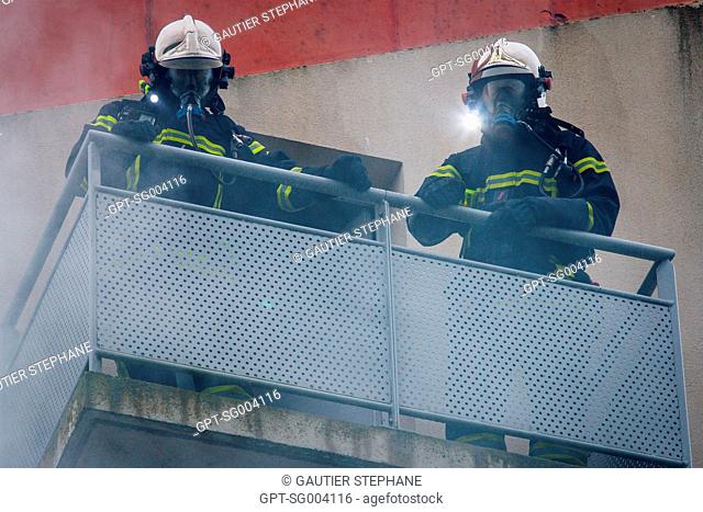 OPENING OF A DOOR, RECONNAISSANCE BY A TWO-MAN FIREFIGHTING TEAM, MANOEUVRES EXERCISE, SAINT AMAND MONTROND, CHER (18), FRANCE
