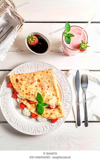 Pancakes with fresh strawberries and cream
