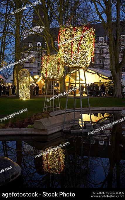 17 December 2023, Rhineland-Palatinate, Bad Neuenahr: Artistic light objects shine in the spa gardens as part of the ""Uferlichter"" Christmas light festival