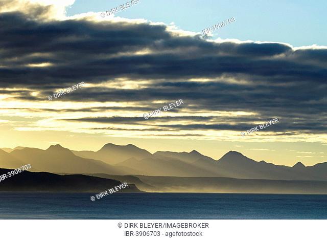 Sunrise on the coast of the Indian Ocean, mountain ridge, Plettenberg Bay or Plettenbergbaai, Garden Route, Eden District, Western Cape, South Africa
