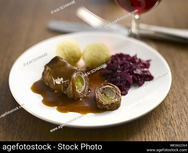 Roulade with red cabbage and dumplings, close-up