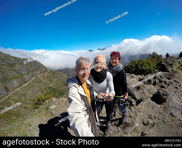 Passatwolken fallen über die Berge der Paul da Serra, Lombo do Mouro, Madeira, Portugal