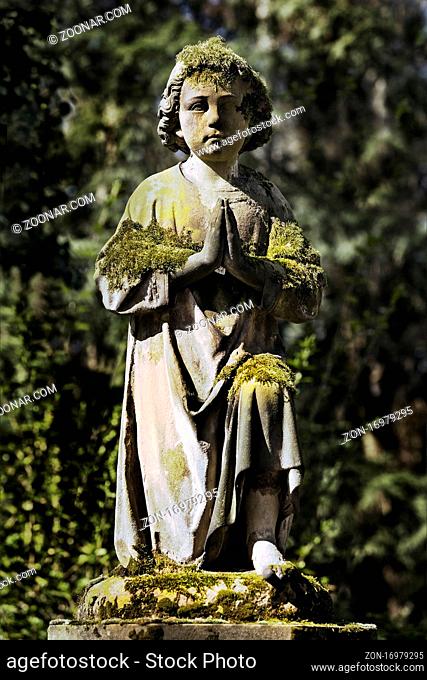 Betende Grabskulptur mit Moos auf dem Melaten-Friedhof, Koeln, Rheinland, Nordrhein-Westfalen, Deutschland, Europa