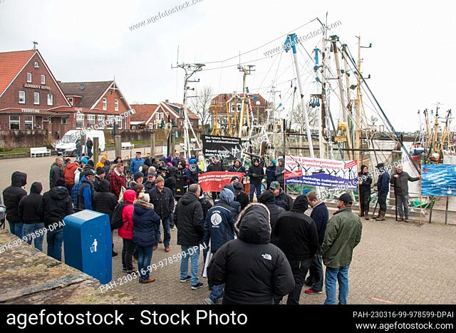 16 March 2023, Lower Saxony, Neuharlingersiel: Numerous fishermen gather in the harbor on the occasion of a meeting with Lower Saxony's Minister of Agriculture...