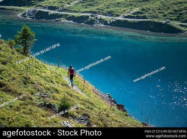 10 September 2016, Switzerland, Arosa: A participant of the Arosa Trail Run in action. Photo: Silas Stein/dpa. - Arosa/Grisons/Switzerland