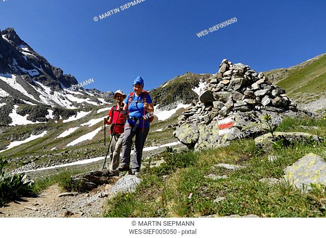 Austria, Vorarlberg, Hikers at Grafierjoch and Schafberg