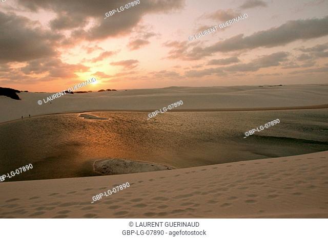 Sunset, Oasis, people, dunes, Blue pond, Lençóis Maranhense, Lacs Maranhão, Lençois, Barreirinhas, Maranhão, Brazil