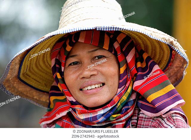 Eine Bauernfrau bei der Stadt Khorat in der provinz Nakhon Ratchasima im Nordosten von Thailand im Suedwesten von Thailand in Suedostasien