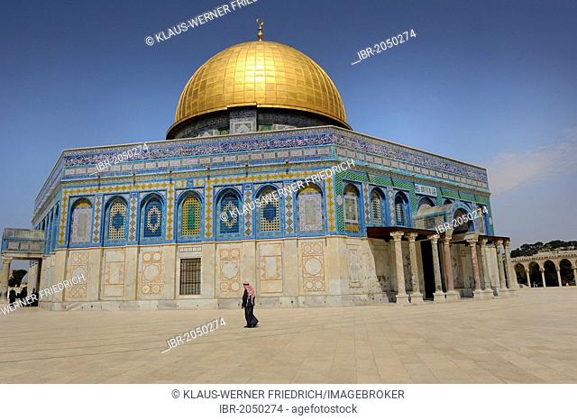 Dome of the Rock on Temple Mount, Palestinian man wearing a keffiyeh, kufiya at front, Muslim Quarter, Old City, Jerusalem, Israel, Middle East