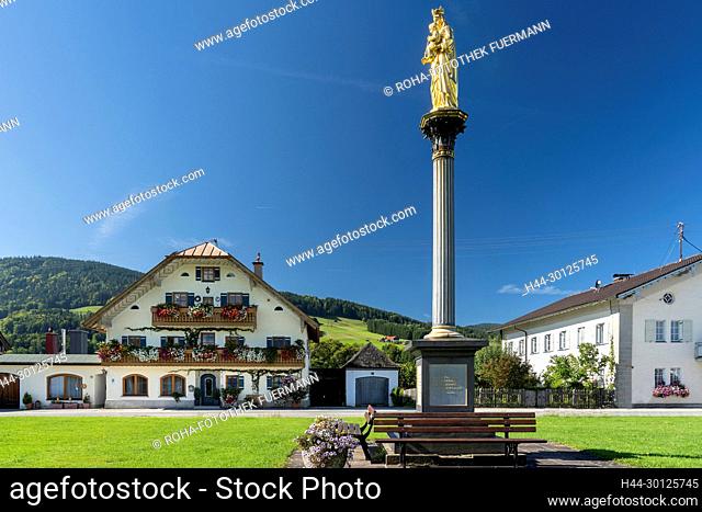 der Dorfplatz mit Mariensäule in Anger im Berchtesgadener Land (Rupertiwinkel), das schönste Dorf in meinem Königreiche, wie es König Ludwig nannte