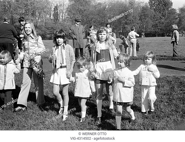 DEUTSCHLAND, OBERHAUSEN, 14.04.1974, Seventies, black and white photo, people, children, childrens treat, group of young girls walk hand in hand across a large...