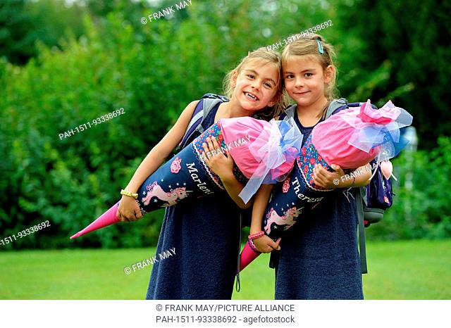 Two girls at their first school day, Germany, city of Osterode, 05. August 2017. Photo: Frank May (model released) | usage worldwide