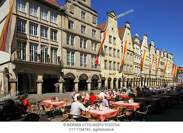 Germany, Muenster, Westphalia, Muensterland, North Rhine-Westphalia, Prinzipal Market Place, gable houses, archways, hoisting of flags