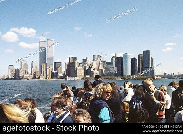 19 October 1994, US, New York City: View of Manhattan with the World Trade Center, early 1990s. Photo: Stephan Schulz/dpa-Zentralbild/ZB
