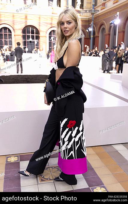 Samara Weaving attends VALENTINO Spring/Summer 2024 Runway during Paris Fashion Week - Paris; France 01/10/2023. - Paris/Frankreich