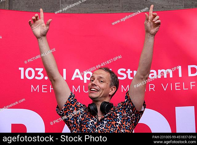 05 October 2023, Hamburg: Frans Zimmer aka Alle Farben, DJ and music producer, DJs at a concert in front of a café in downtown Hamburg